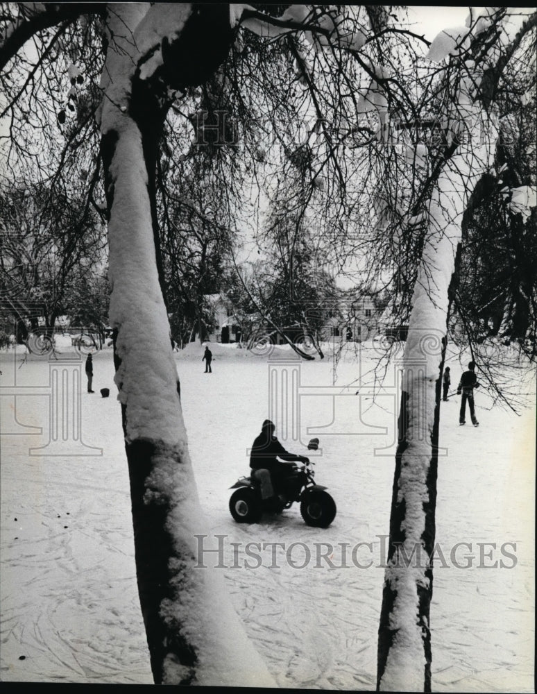 1979 Press Photo Monte Park Pond, All terrain cycle on pond with skaters- Historic Images