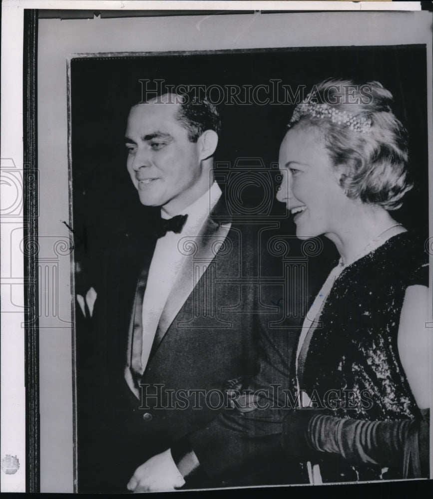 1963 Press Photo Mrs Kay Gable at the premiere of Cleopatra w/ Dr Robert Helmer- Historic Images