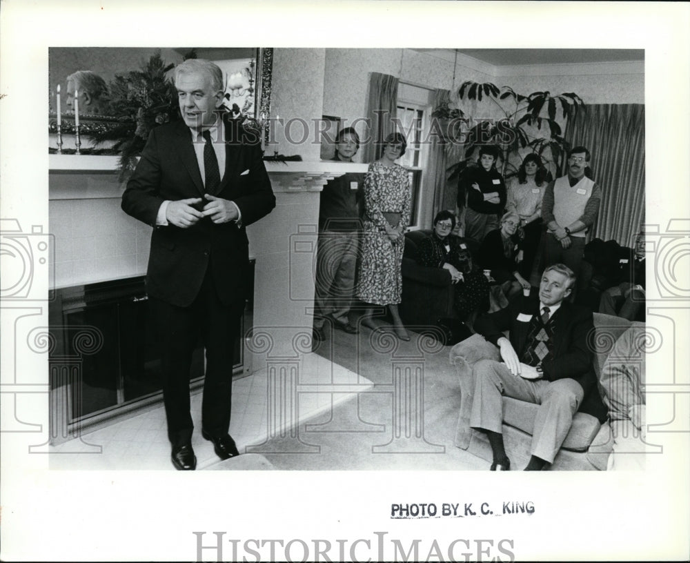 1987 Press Photo US Rep Tom Foley at shelter for runaway youth in Spokane.- Historic Images