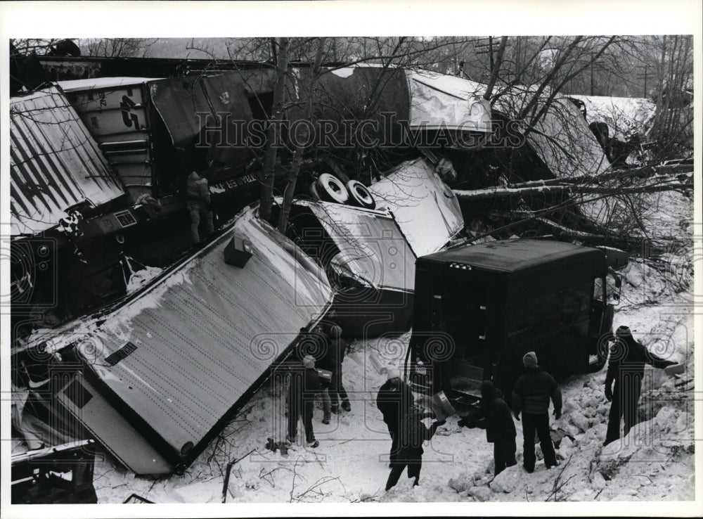 1989 Press Photo Workers unload toppled Burlington Northern Cars, S Sanpoint- Historic Images