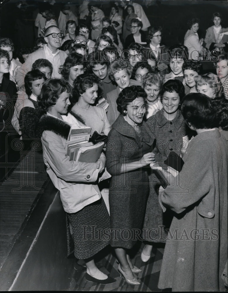 1959 Press Photo Fans swarm Ann Landers at Fox theater to see favorite columnist- Historic Images