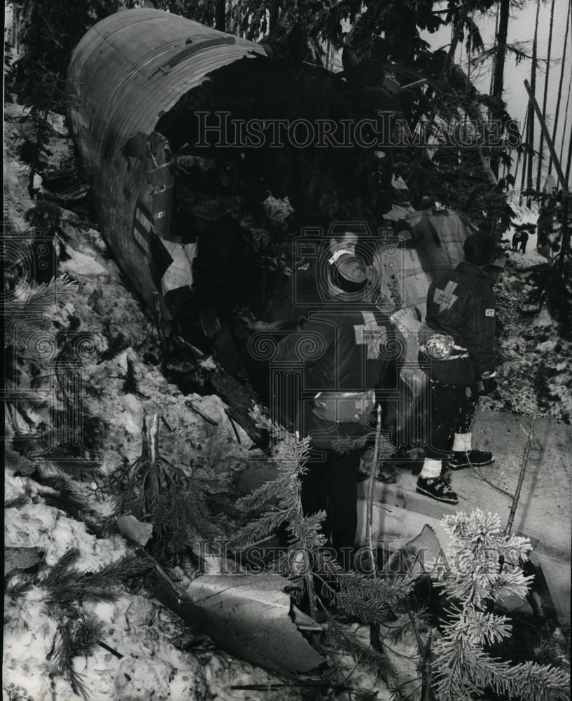 1967 Press Photo Ski Patrol on shattered KC135 jet tanker fuselage at Mt Spokane- Historic Images