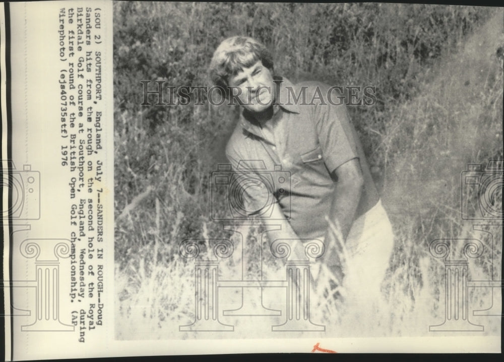 1976 Press Photo Doug Sanders hits from top of Royal Brikdale Golf course- Historic Images