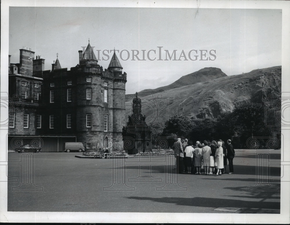 1970 Press Photo Visitors gather round to hear romantic history of Scotland- Historic Images