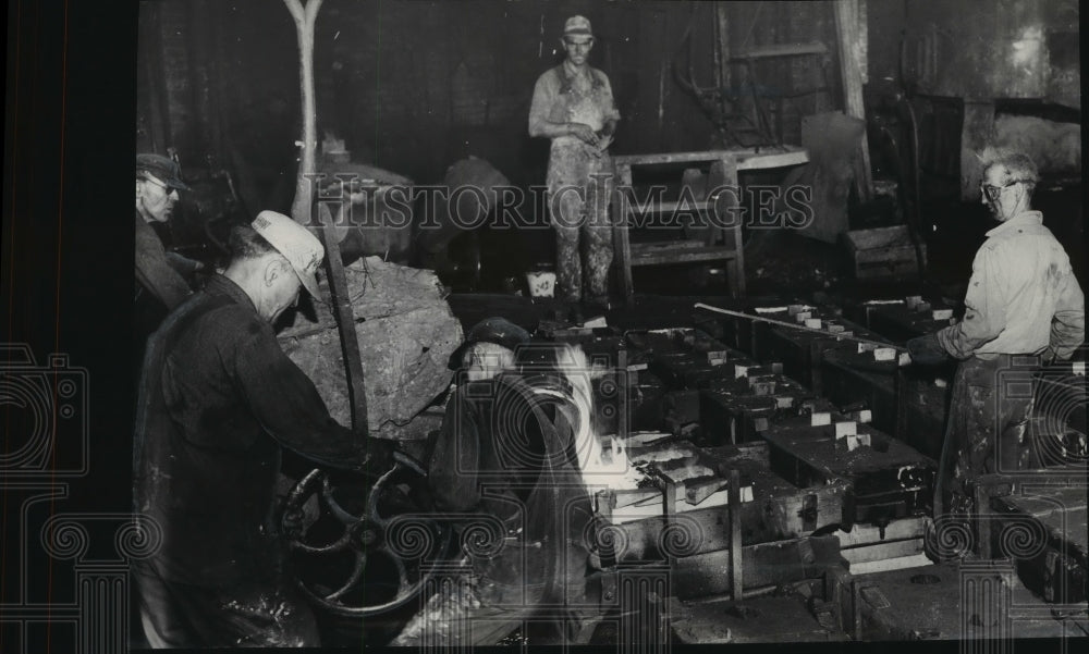 1947 Press Photo Men Working, Union Iron Works, Spokane, Washington - spx16729- Historic Images