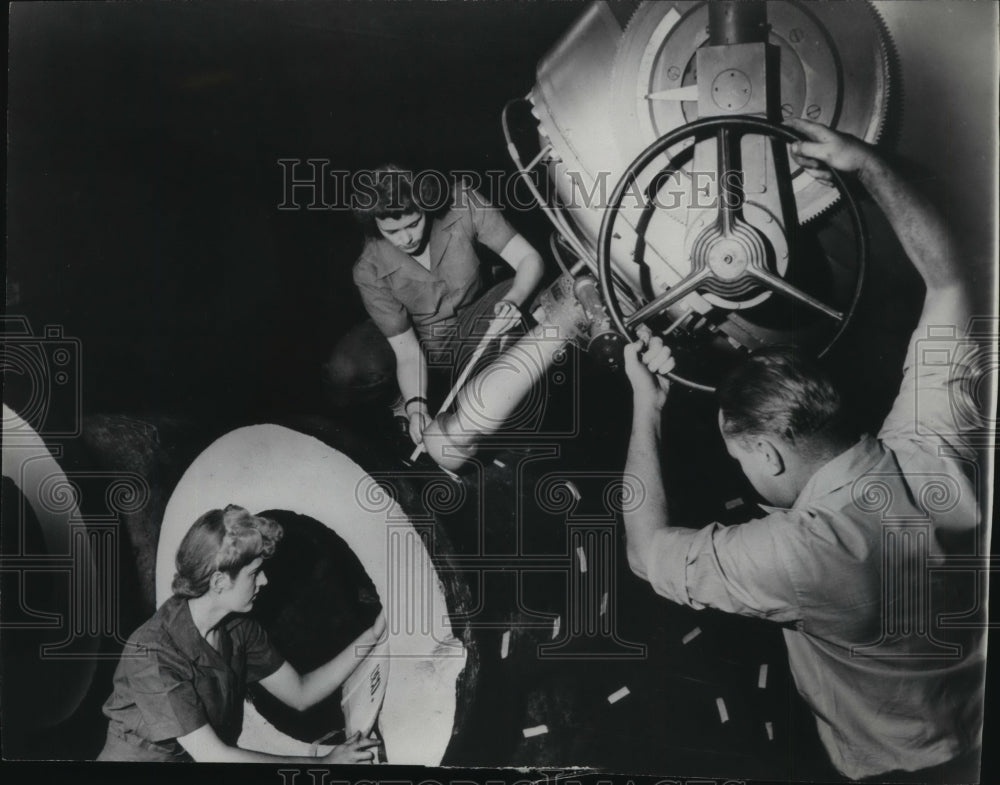 1945 Press Photo Workers bring an X-ray machine into position to inspect casting- Historic Images