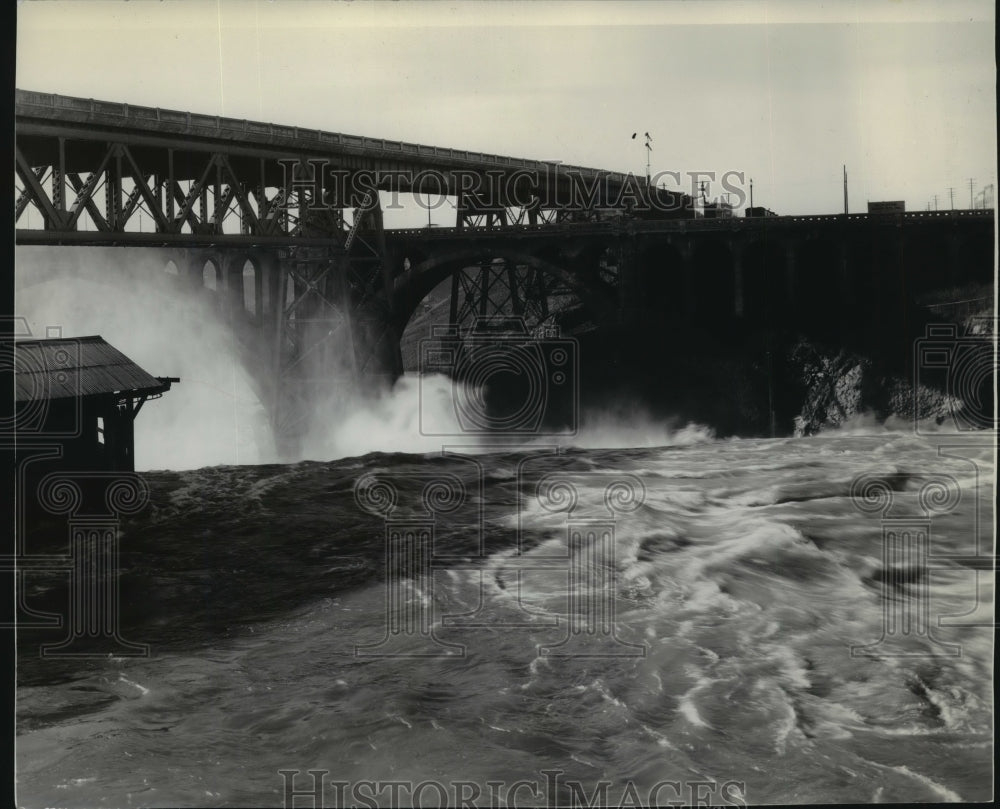 1933 Press Photo Spokane River - High Water east of Monroe Street Bridge Winter- Historic Images