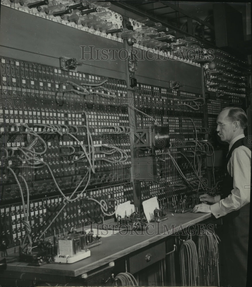 1941 Press Photo Ben Holen, wire chief for Western Union, working switchboard- Historic Images