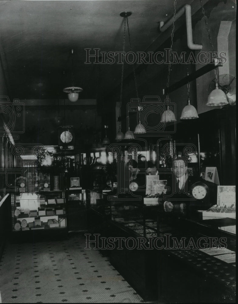 1919 Press Photo Inside Weisfield &amp; Goldberg Store, 302 Union Street - spx18639- Historic Images