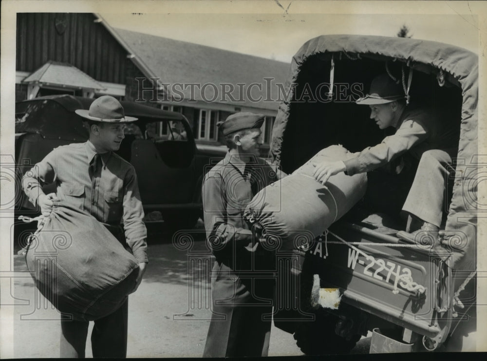 1940 Press Photo U.S. Army - Infantry Soldiers Loading Back of Military Jeep- Historic Images