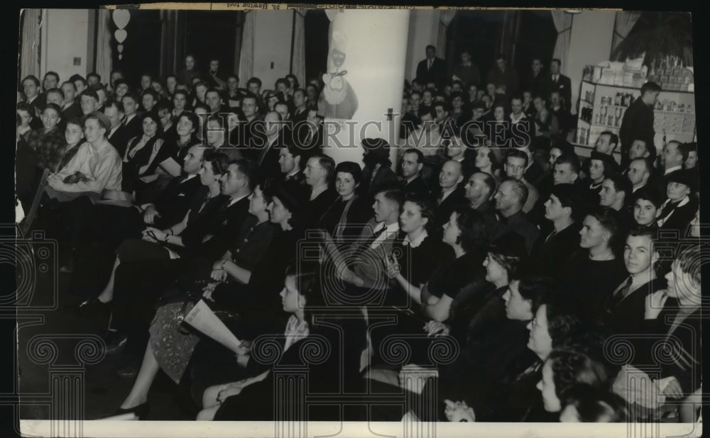 1940 Press Photo Skiing Enthusiasts Listen Closley to Ski Instructor Jerry Perry- Historic Images