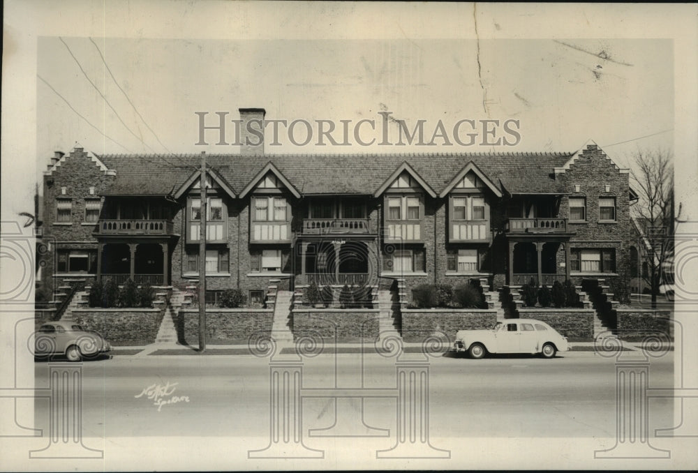 1942 Press Photo Outside view of The Gables Apartments, Broadway - spx19063- Historic Images