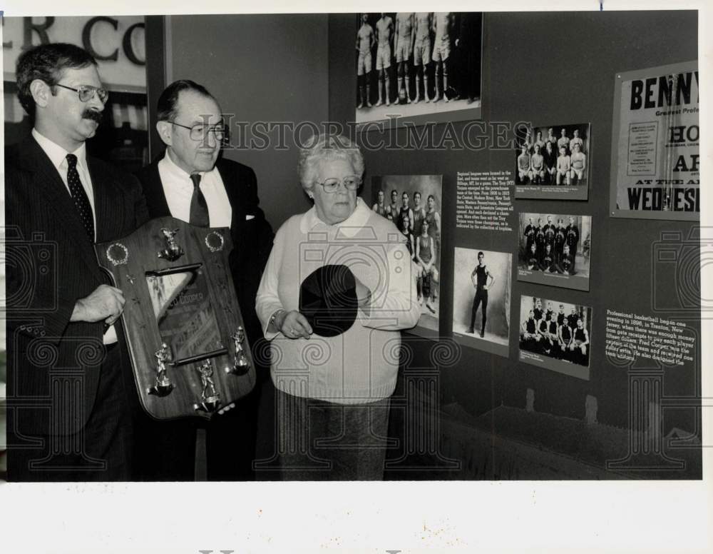 1988 Press Photo Fred Cooper Display at Basketball Hall of Fame in Springfield- Historic Images