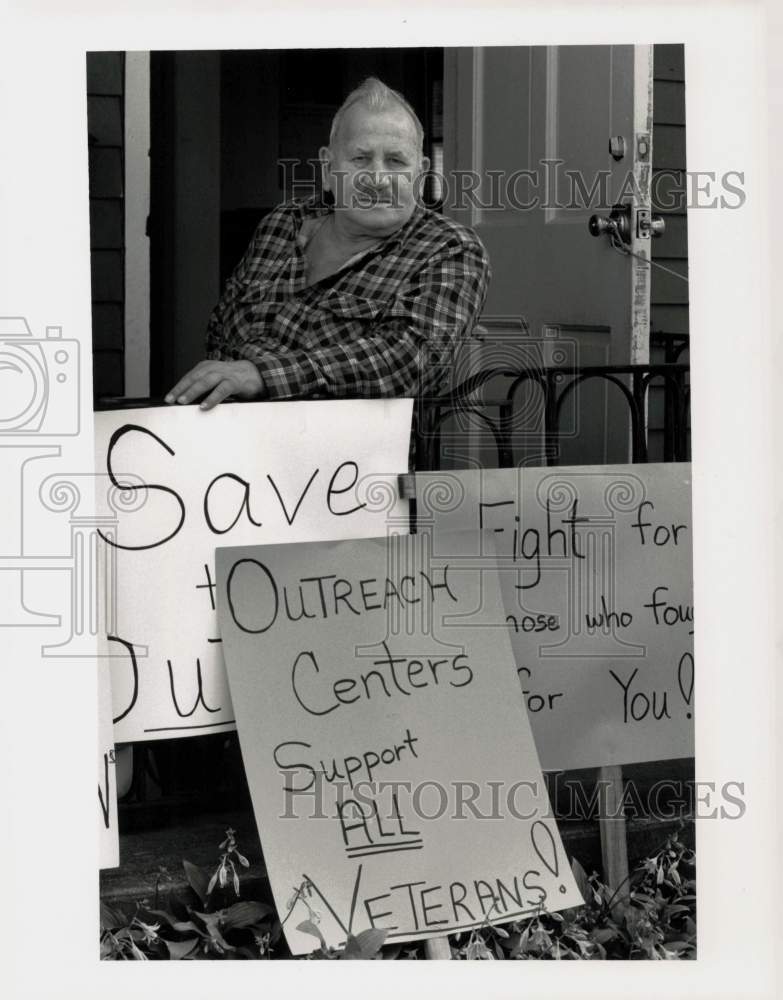 1990 Press Photo George Risch with Signs at Veteran&#39;s Center in Westfield- Historic Images