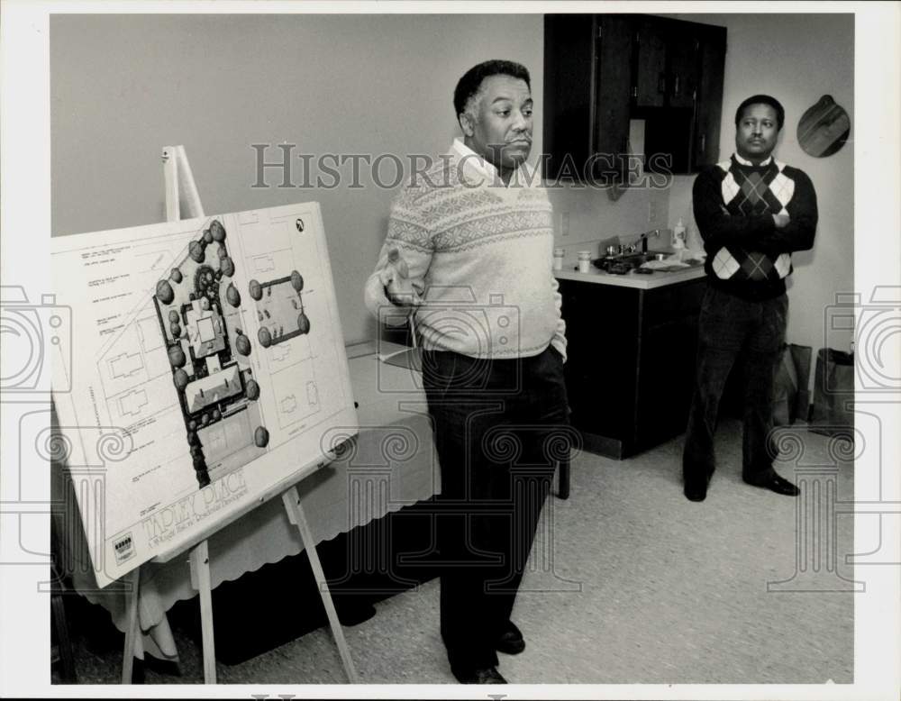 1988 Press Photo E. Henry Twiggs and Samuel A. Carradine with Apartment Plans- Historic Images