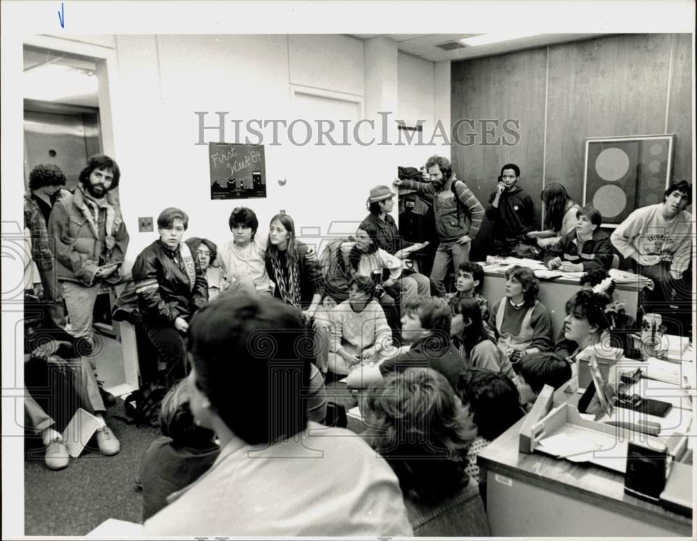 1985 Press Photo University of Massachusetts Students at Sit-In against Fee Hike- Historic Images