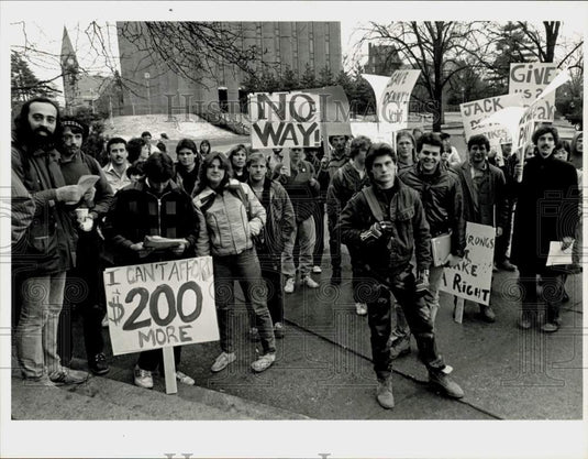 1985 Press Photo University of Massachusetts Students Protest Fee Increase- Historic Images