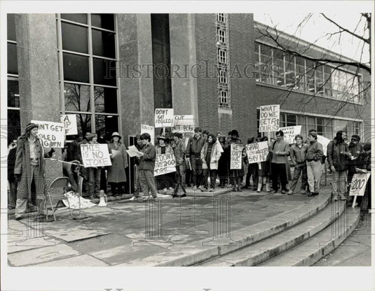 1985 Press Photo Fee Increase Protest, University of Massachusetts Student Union- Historic Images