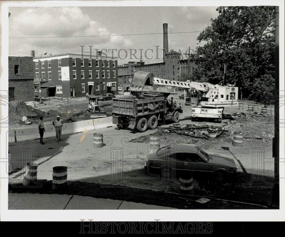 1983 Press Photo Construction at Morgan Square in Chicopee, Massachusetts- Historic Images