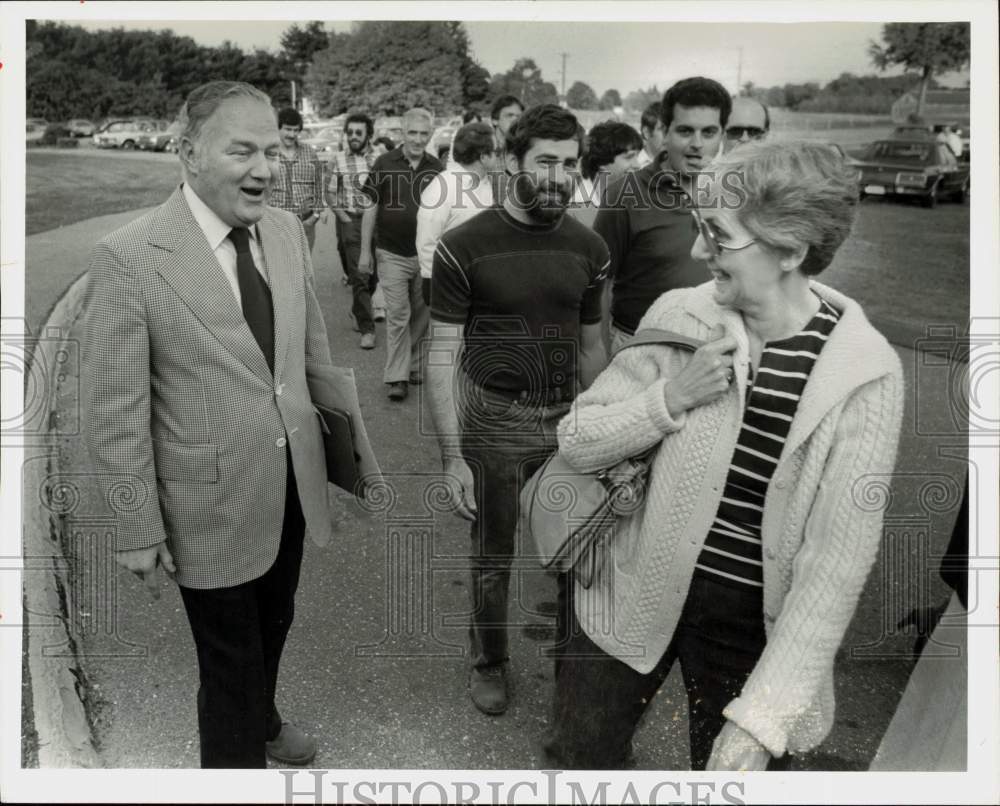 1982 Press Photo Enfield, Connecticut Teacher Protesters with Francis Burke- Historic Images