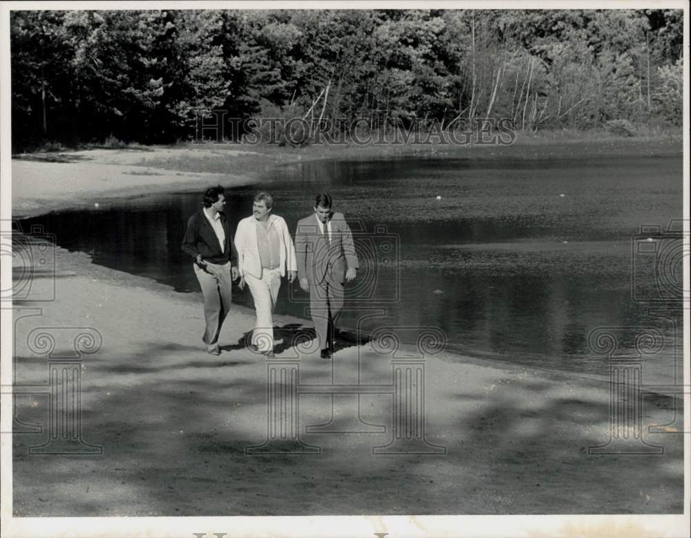 1986 Press Photo Tony Herdemian gives tour of Spec Pond in Wilbraham - sra09020- Historic Images