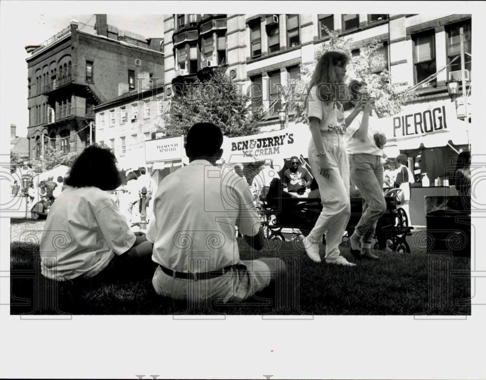 1991 Press Photo Denise and Jeff Bates sit in shade at Taste of Springfield- Historic Images