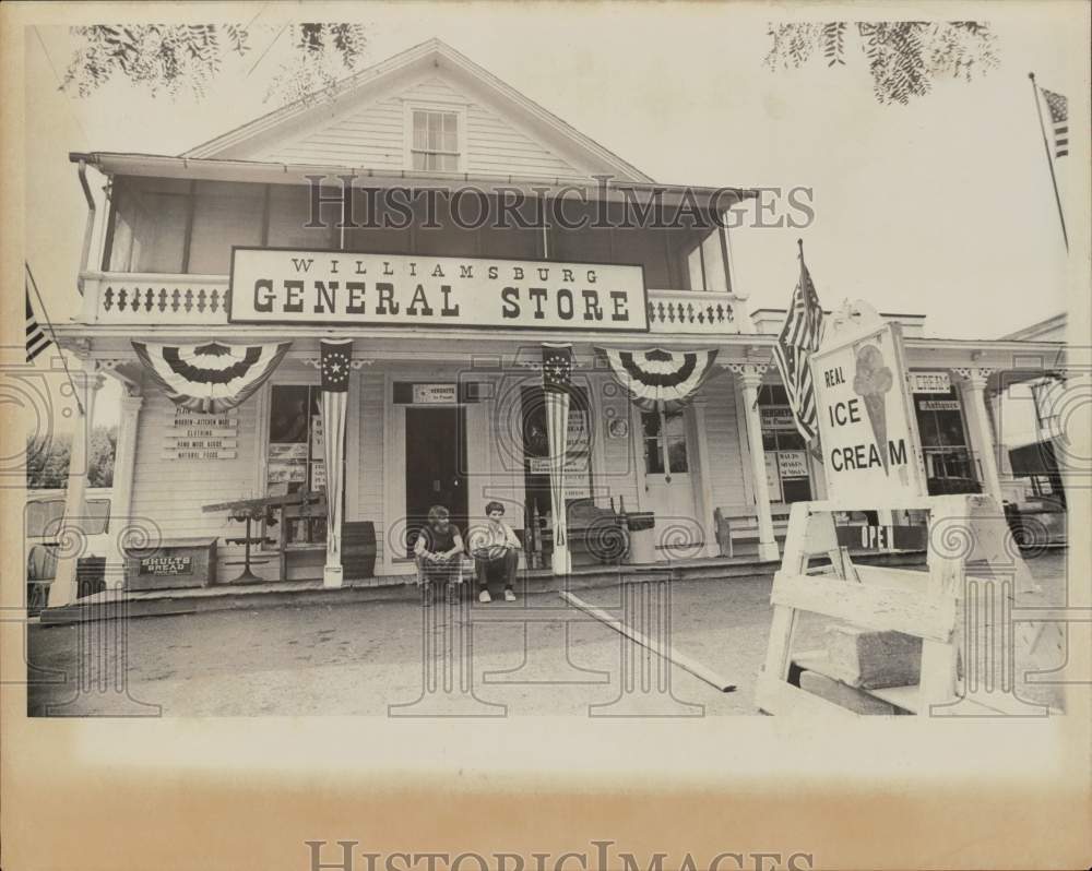 1976 Press Photo Tom Gilley and Son outside Williamsburg General Store
