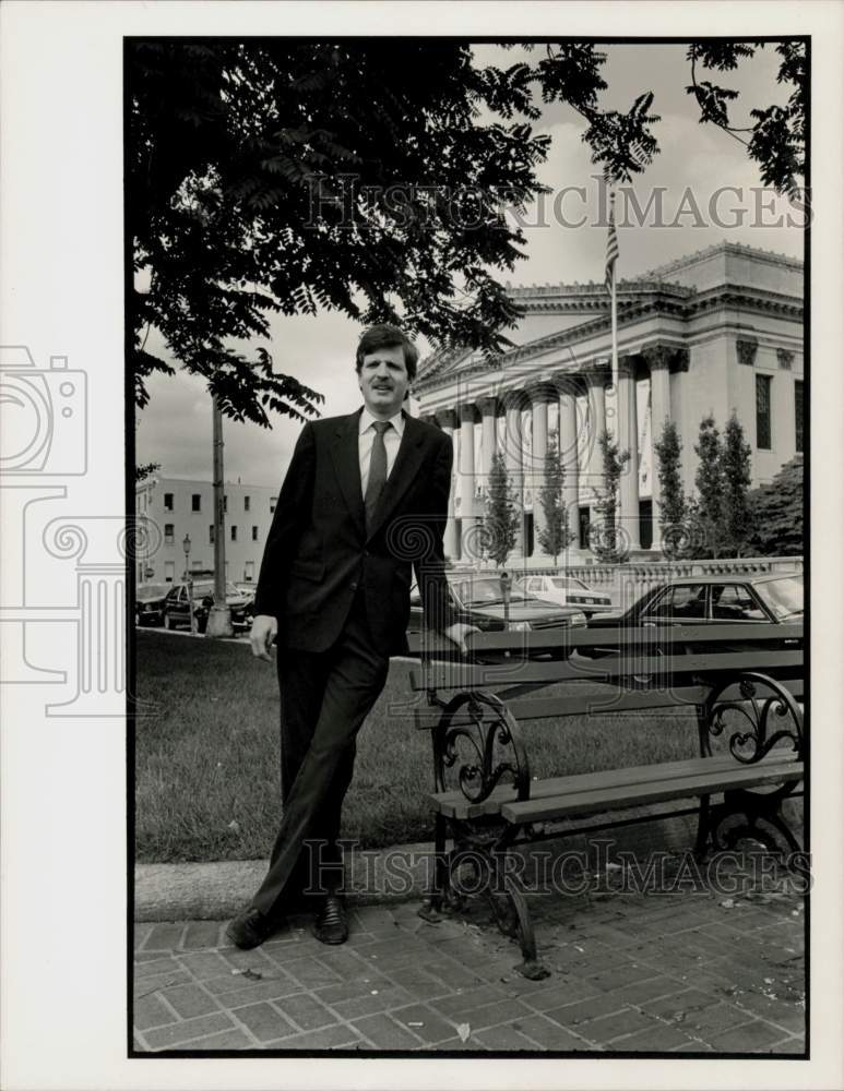 1986 Press Photo Steven Bronfenbrenner outside Springfield Symphony Hall- Historic Images