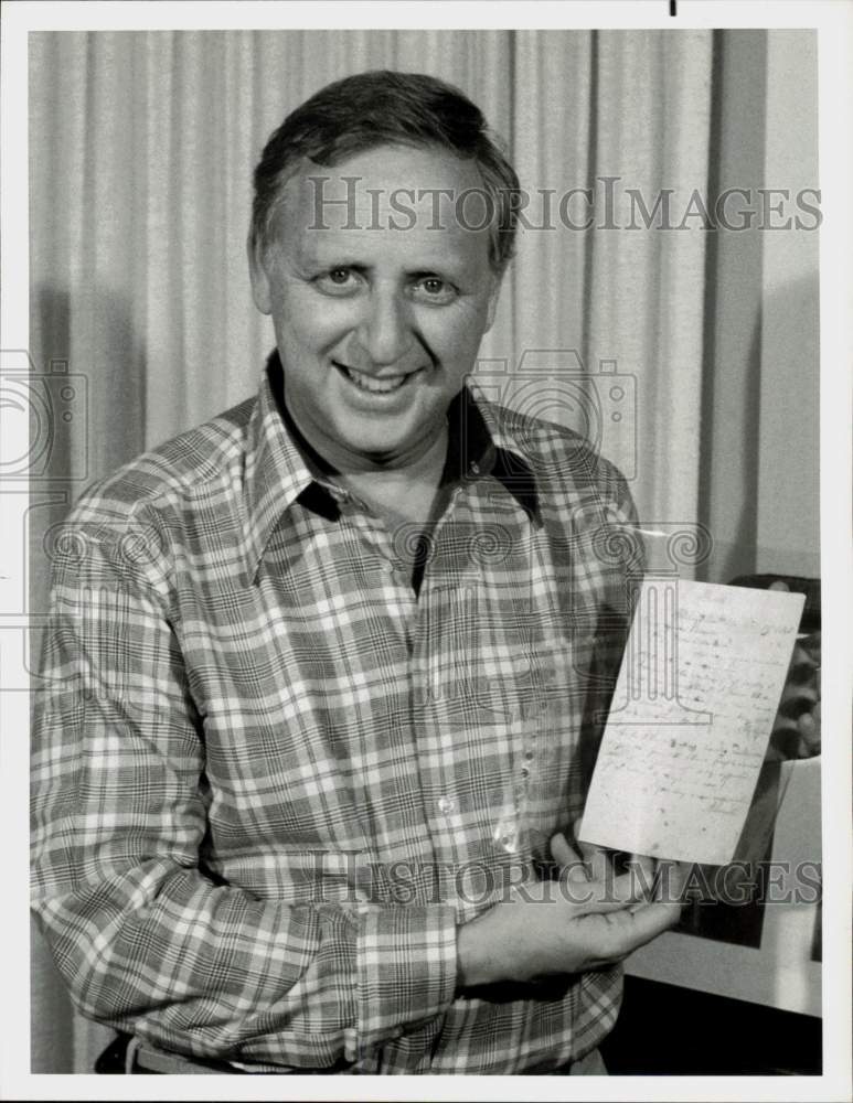 1975 Press Photo David Wolper with Abraham Lincoln Memorabilia on NBC-TV