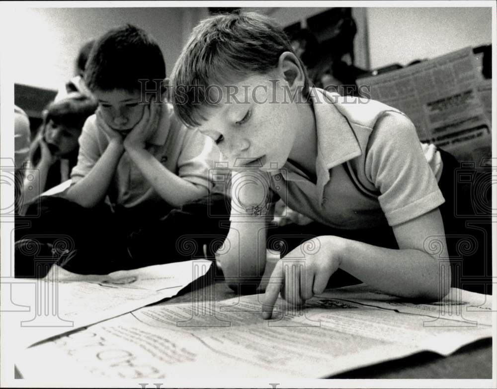 1990 Press Photo Students read newspaper at Blessed Sacrament School in Chicopee- Historic Images