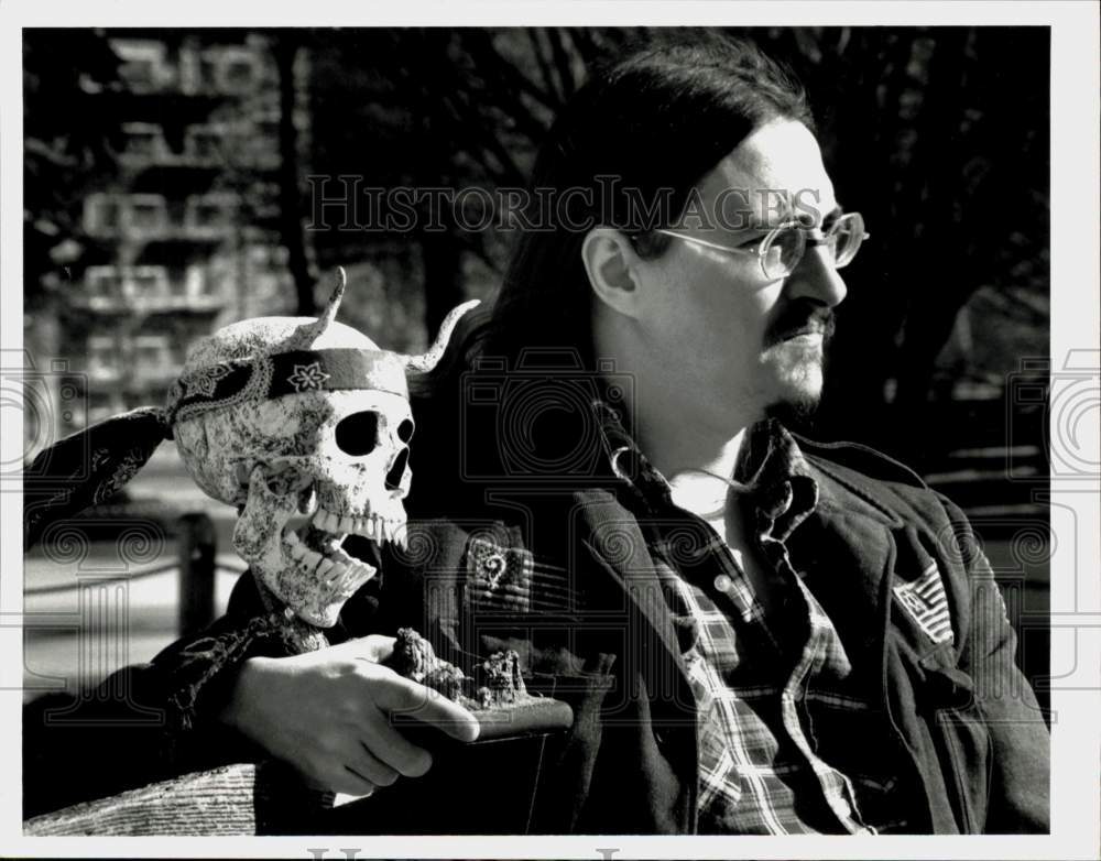 1991 Press Photo Northampton Sculptor Mark Wilson and Skullpture in Pulaski Park- Historic Images