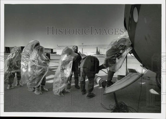 1983 Press Photo Westover medical staff take off plastic before boarding a C-130