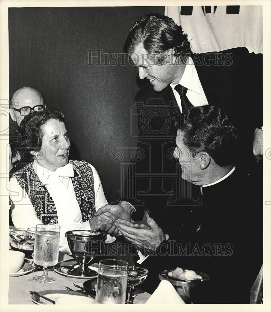 1978 Press Photo A man greets the guests at a party - sra13250- Historic Images