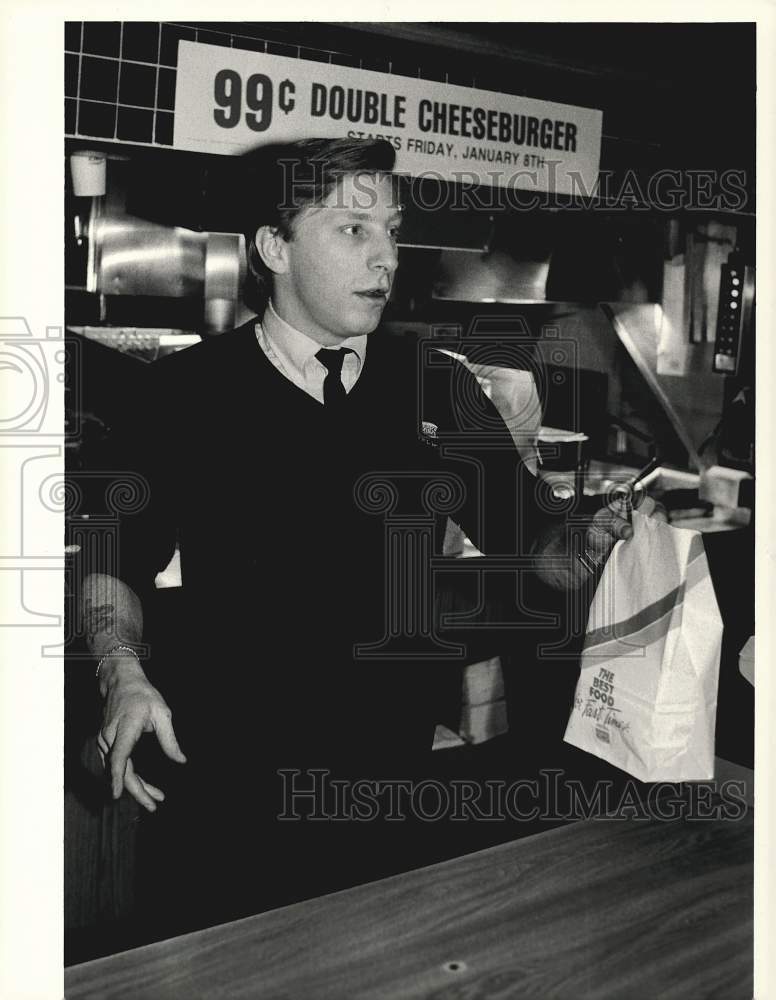 1988 Press Photo Steve Campbell attends to customers at North Hamp Berger King- Historic Images