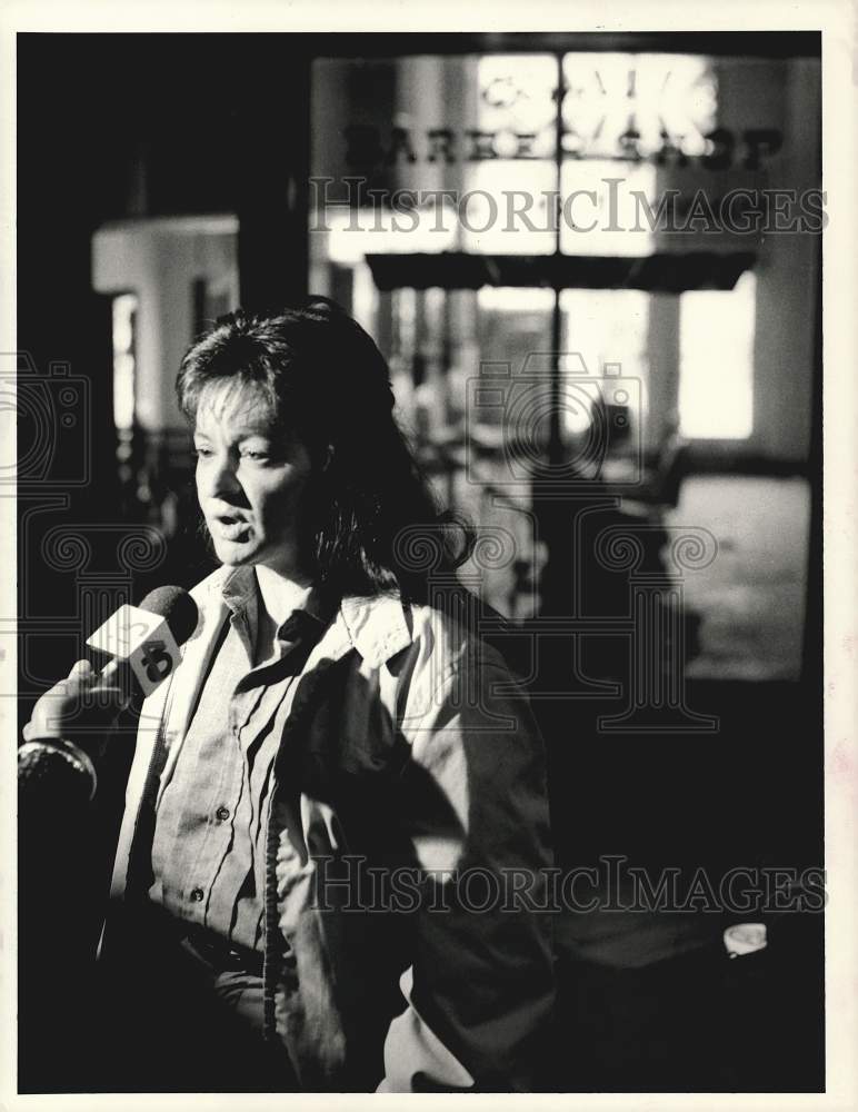 1988 Press Photo Affording Housing Alliance&#39;s Michaelann Bewsee talks to press- Historic Images