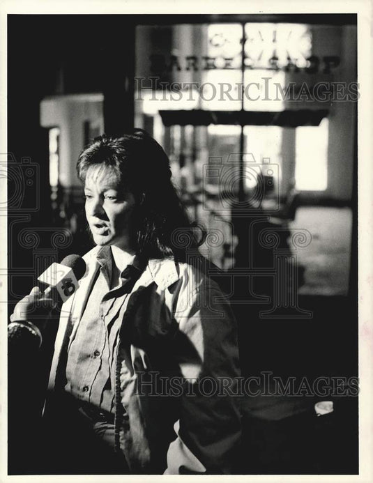 1988 Press Photo Affording Housing Alliance's Michaelann Bewsee talks to press- Historic Images