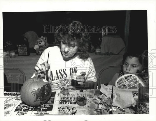 1990 Press Photo Stacy and Allison Martel paint Pumpkins at Chicopee Event- Historic Images