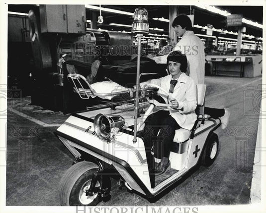 1982 Press Photo Jean Anderson drives American Bosch Golf Cart Ambulance- Historic Images