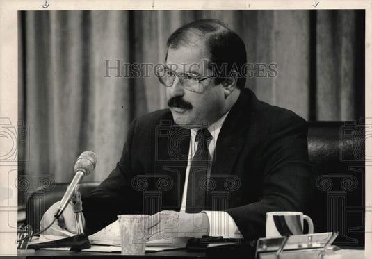 1989 Press Photo Chicopee Mayor Joseph J. Chessey Jr., delivers address- Historic Images