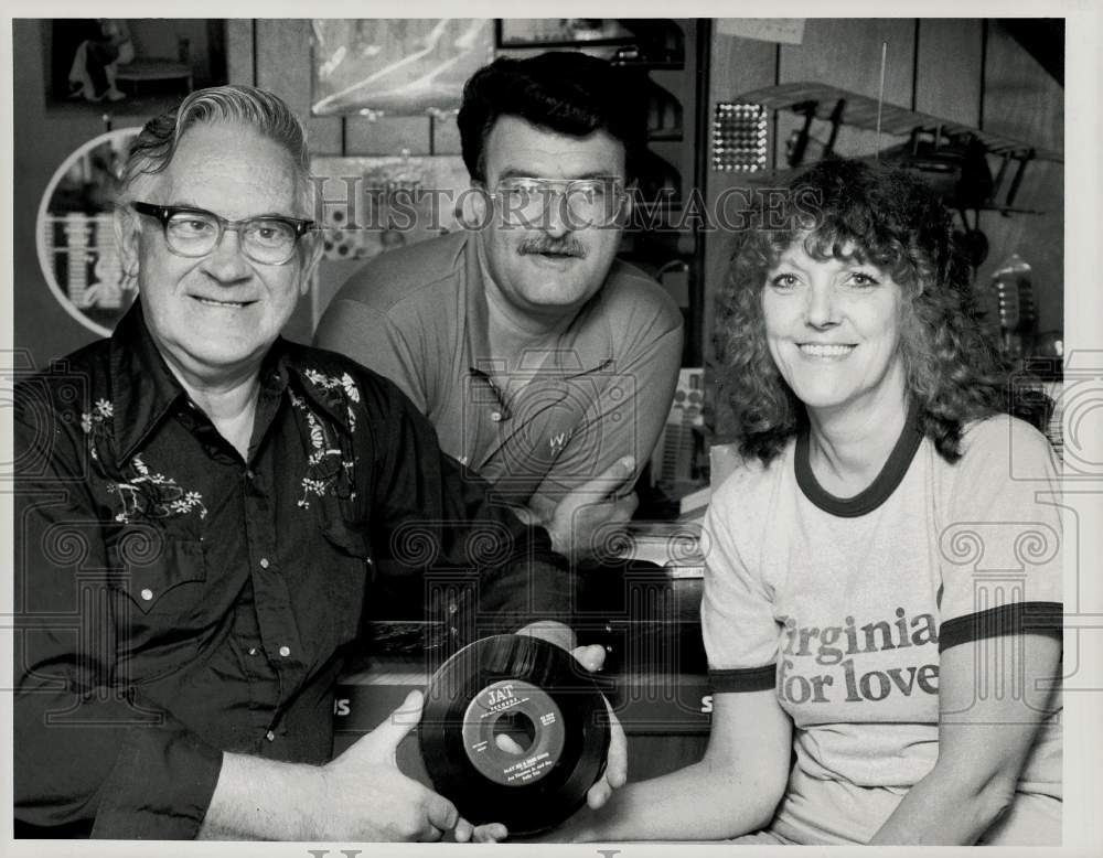 1989 Press Photo Jim Arslanian with guests at his Wilbraham hone - sra14761- Historic Images