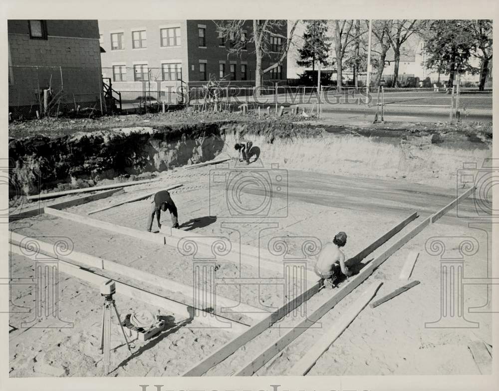 1989 Press Photo Workers at the Ashley Apartment construction site, Asley Street- Historic Images