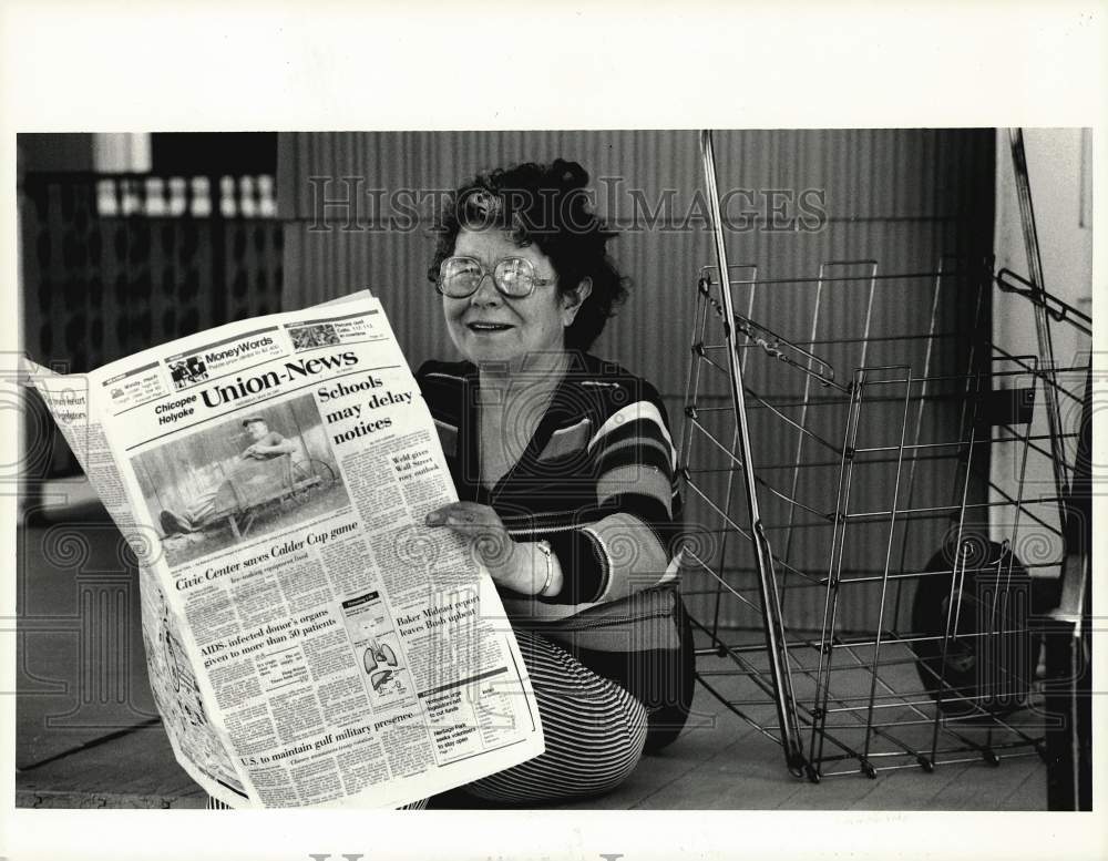 1991 Press Photo Dorothy Cebula reading Springfield Newspaper at her home- Historic Images