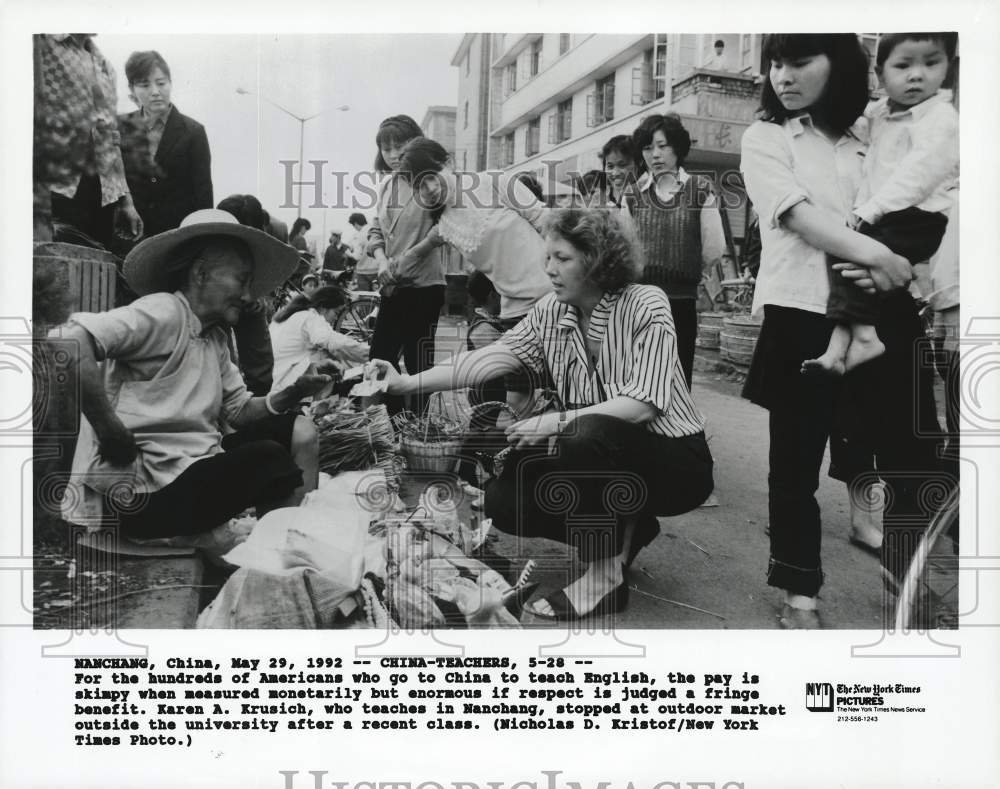 1992 Press Photo Karen Krusich stops at an outdoor market in Nanchang, China- Historic Images