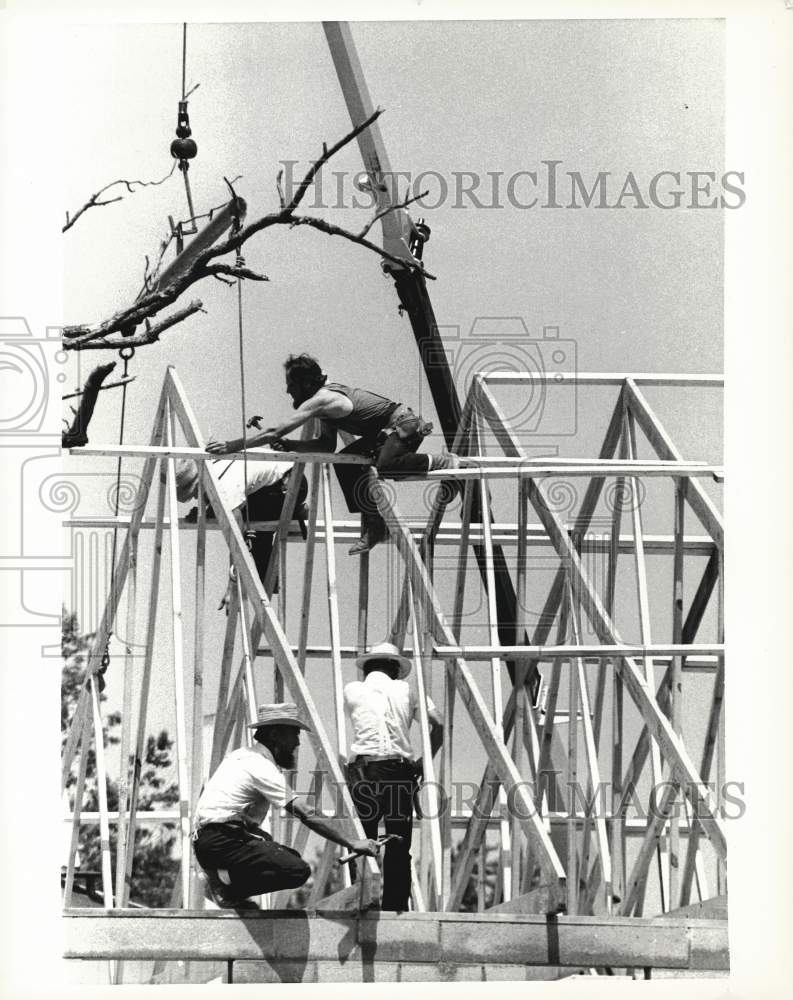 1978 Press Photo Amish Men raise Roof in New Holland, Pennsylvania - sra15663- Historic Images