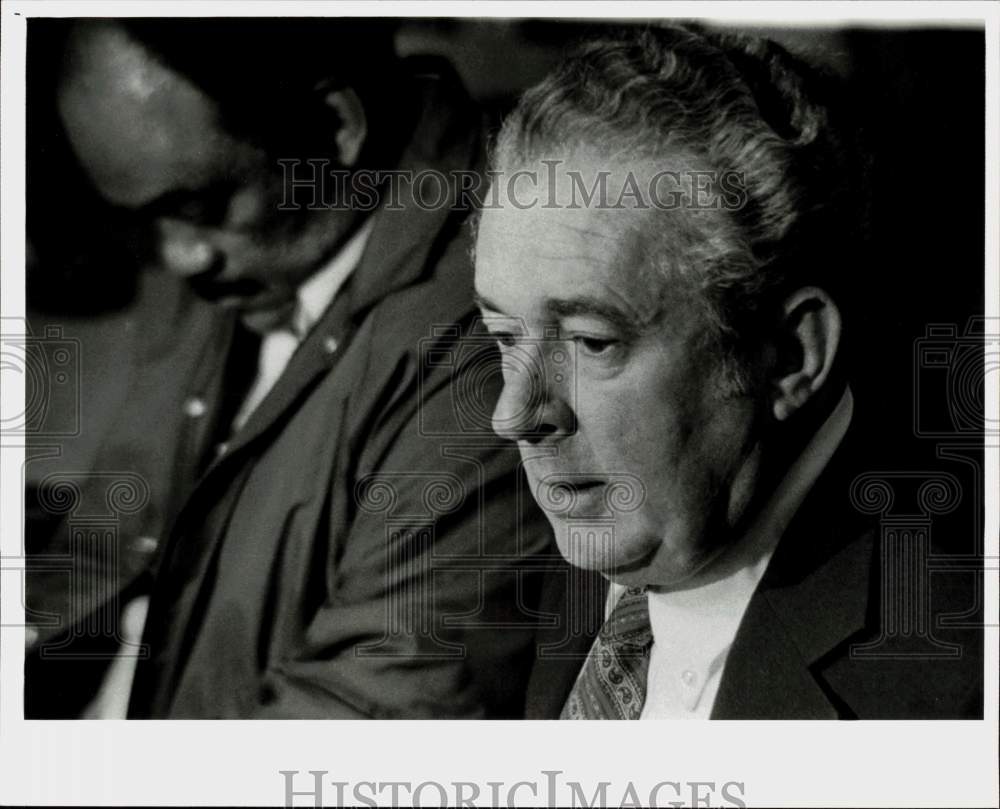 1981 Press Photo Connecticut Governor William O&#39;Neill speaks to press at prison- Historic Images