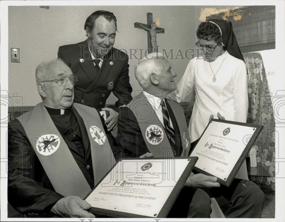 1983 Press Photo Reverends James Sears and Robert Bruns presented plaques.- Historic Images