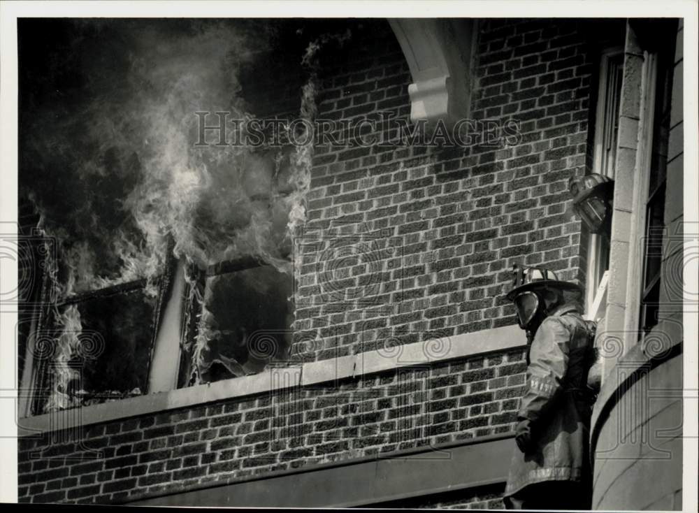 1988 Press Photo Springfield Firefighter Battles Apartment Complex Blaze- Historic Images