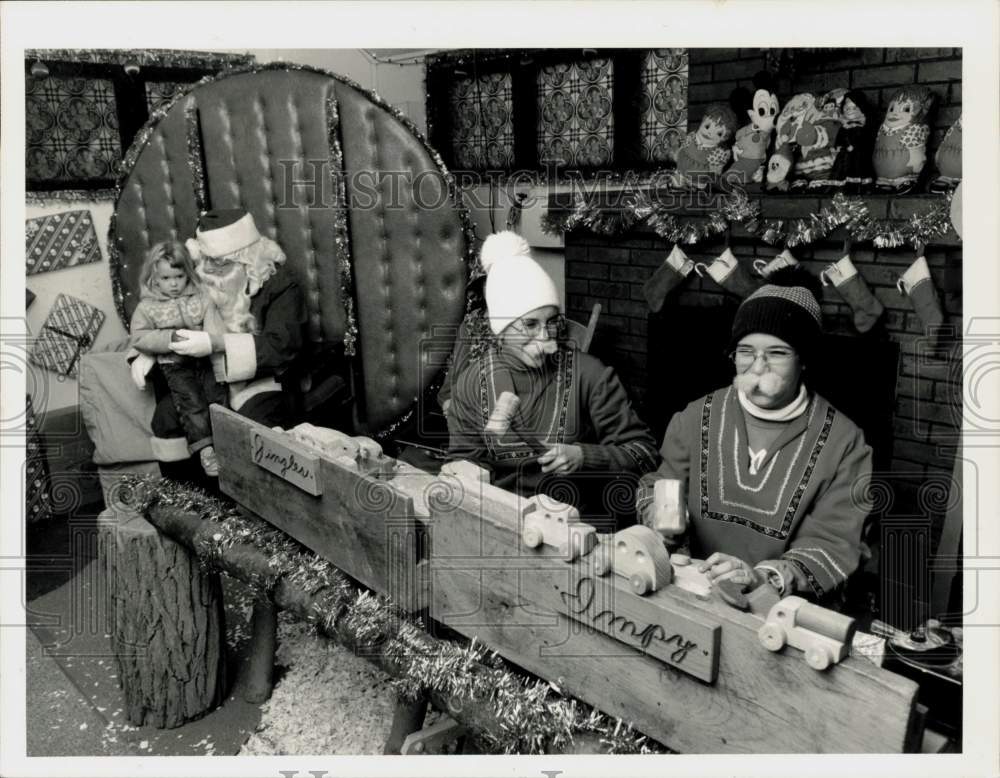 1988 Press Photo Laura Kaniecki Sits on Santa&#39;s Lap, Elves Work, Northampton, MA- Historic Images