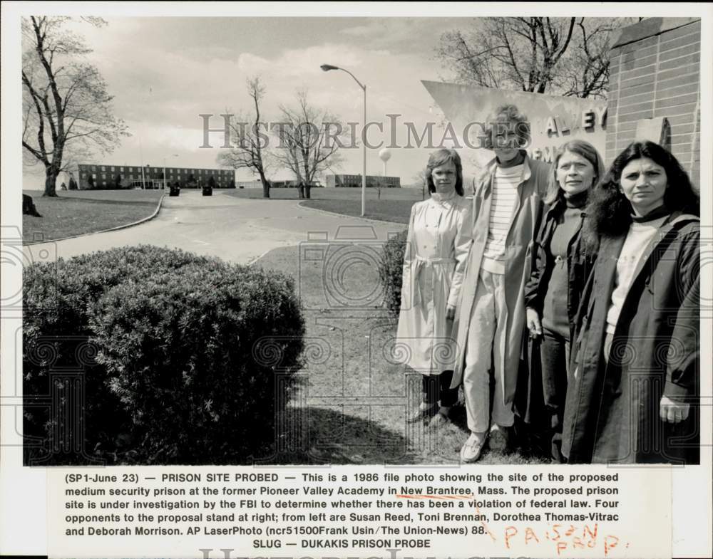 1986 Press Photo Opponents at site of proposed prison in Massachusetts- Historic Images