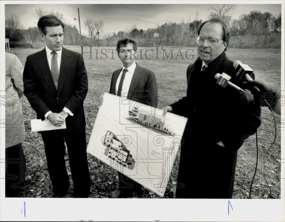 1988 Press Photo Kurt Roberts speaks at press conference in the North End.- Historic Images